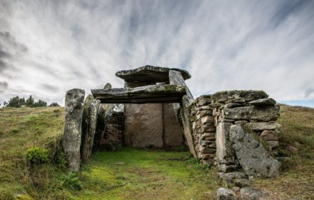 PENEDONO y DOLMEN DE AREITA